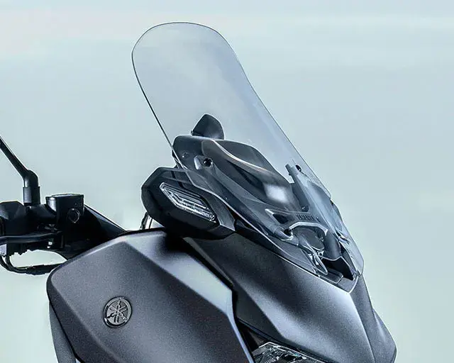 Electrically adjustable screen