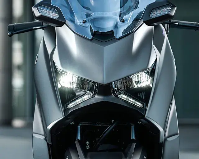 X-shaped headlight and taillight