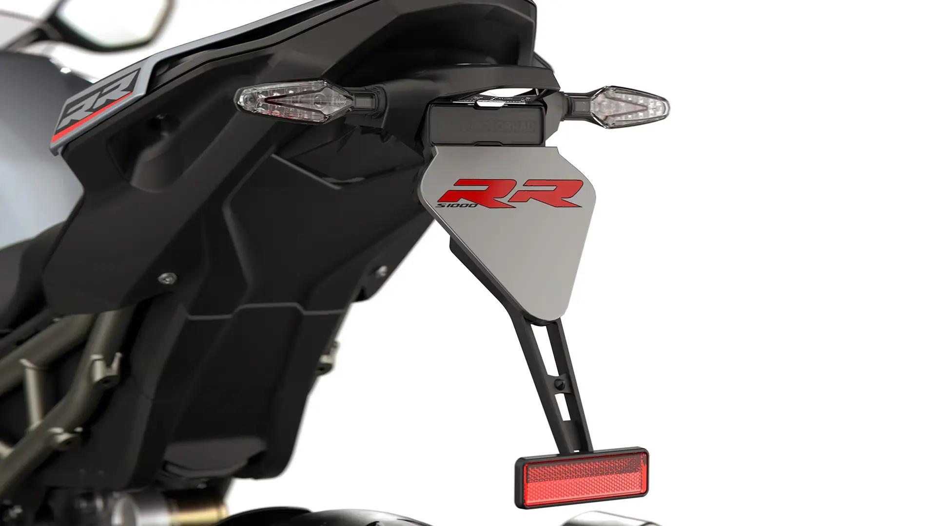 Dynamic rear end with a short number plate carrier