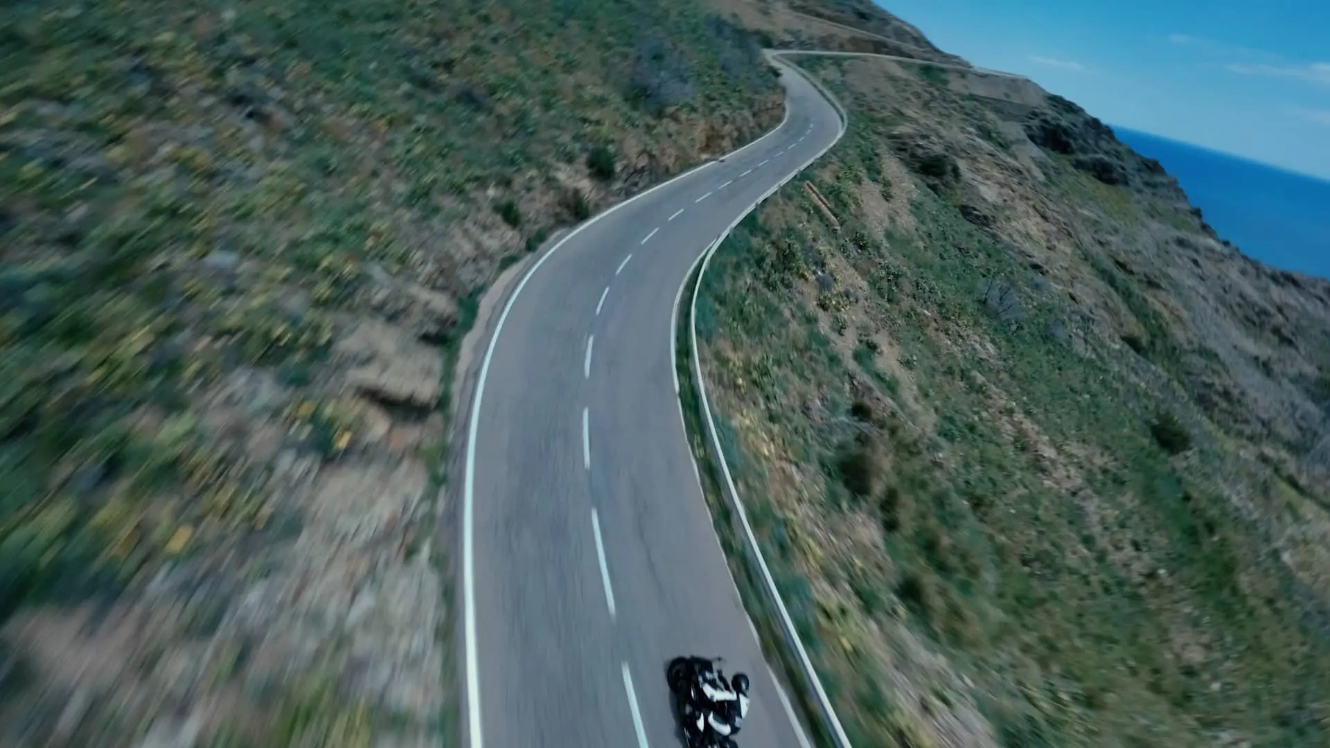 EVERYDAY ROADS. EXTRAODINARY SPORTSBIKE.
